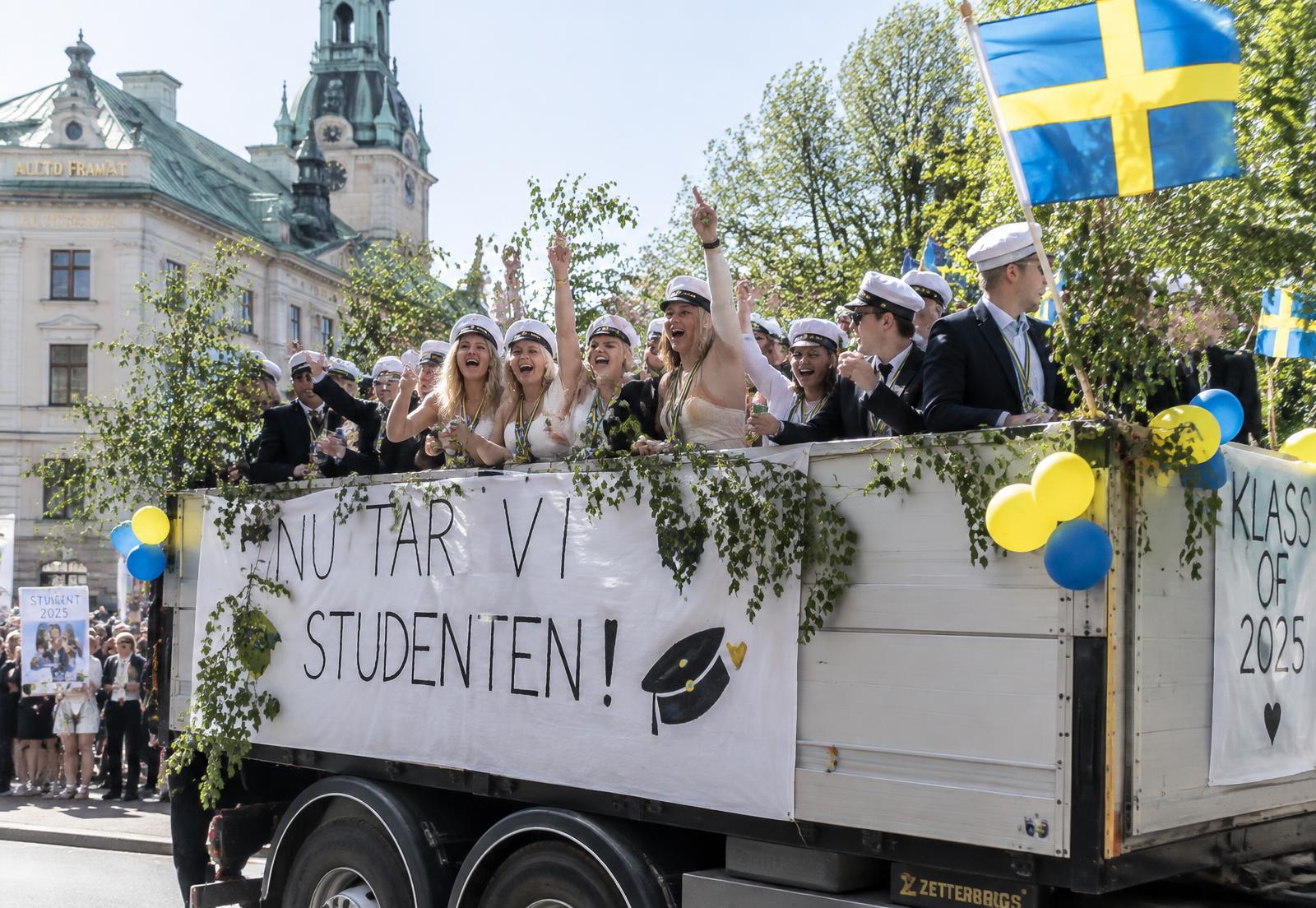 Studenter firar på ett dekorerat studentflak