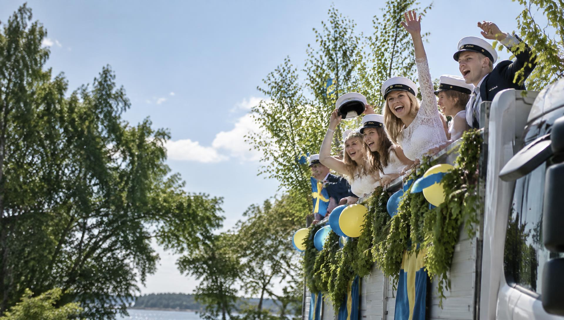 Studenter firar på ett studentflak i sommarsol